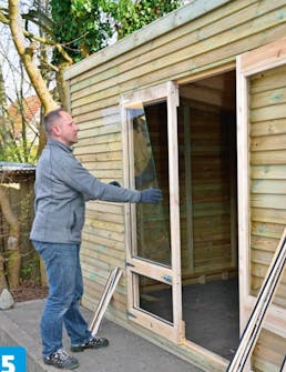 Glas sættes i dør til skur Glas sættes i dobbeltdør til skur
